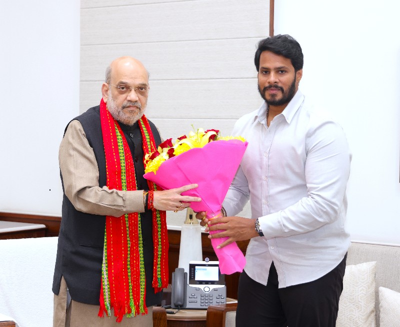 Nikhil-kumaraswamy-meets-amit-shah-in-delhi