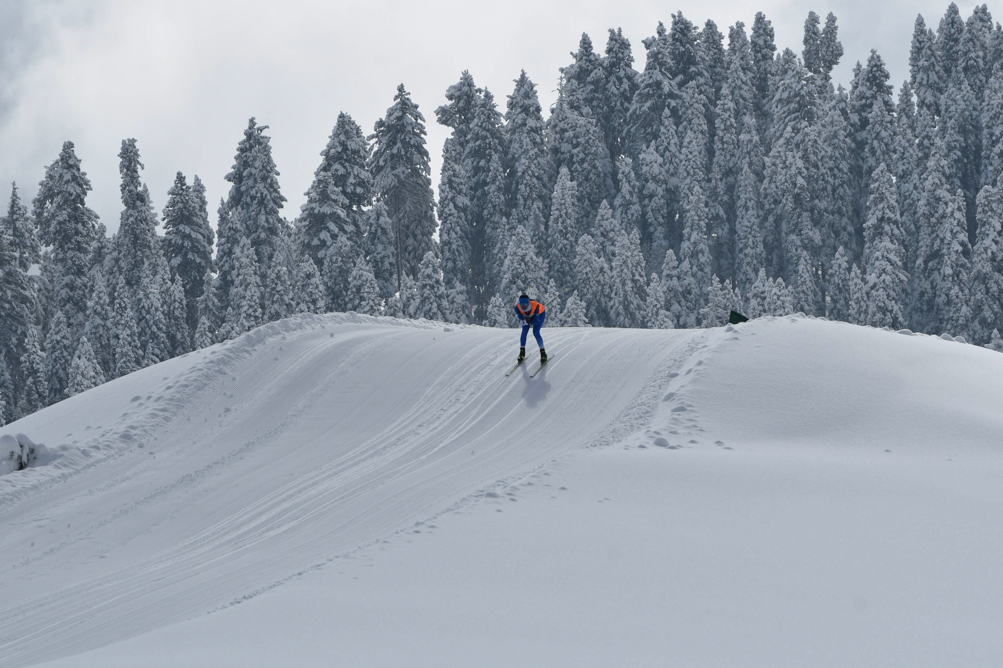 Kashmir is building up for snowy days ahead as dry cold engulfs the valley with temperatures plunging to minus 9 at Gulmarg, the famed meadow that becomes skiers' paradise once snowfall turns it into a white wonder.