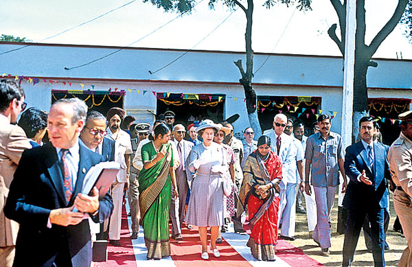 ರಾಣಿ ಎಲಿಜಬೆತ್​ರನ್ನು ಬರಮಾಡಿಕೊಂಡ ಕ್ಷಣ