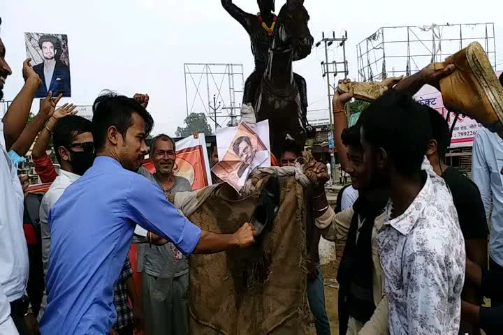 karni sena workers burn effigy of cm of maharashtra 