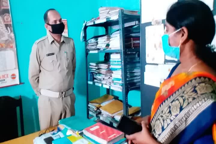 Ranchi mayor Asha lakda visited two police stations, निरीक्षण करती आशा लकड़ा