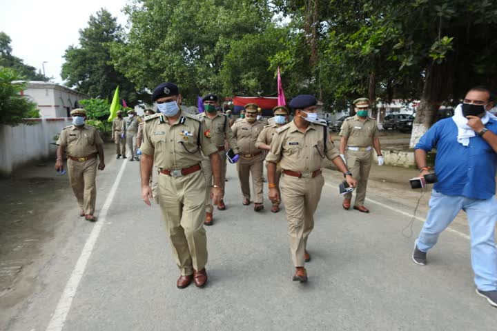 पुलिस टीम के साथ लॉकडाउन का लिया जायजा.