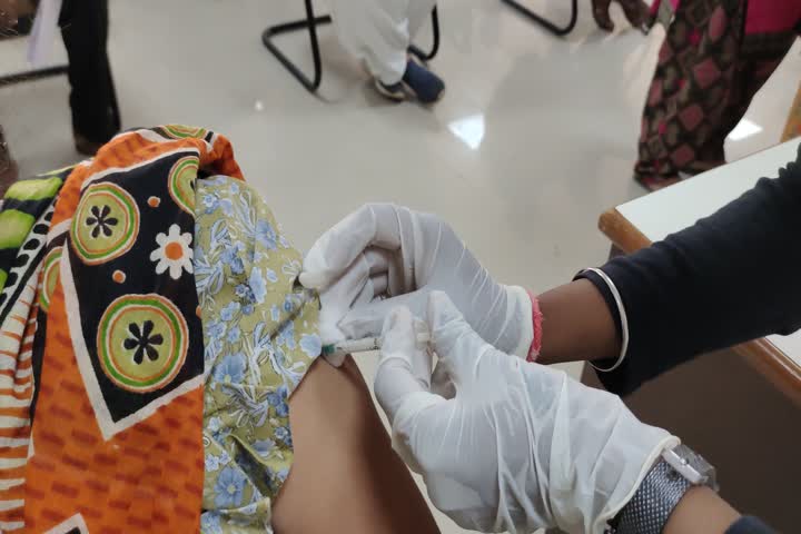 જિલ્લામાં 48 કલાકથી રસીકરણ ઠપ્પ, કુલ 5.20 લાખ જેટલા ડોઝ મુકવામાં આવ્યા