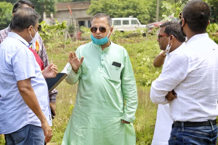 MLA Shailesh Pandey discussing with forest department officials