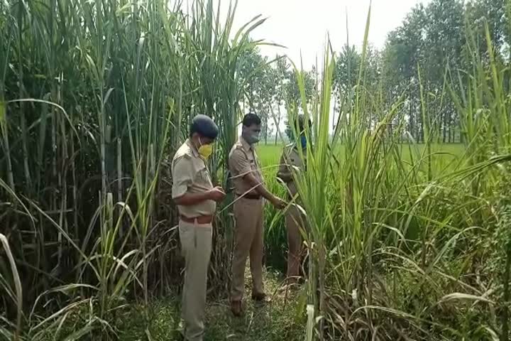 हत्या की जांच करती पुलिस