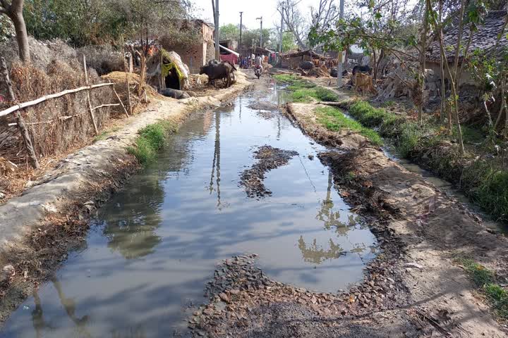 650 people drinking water with a summersable pump in kaimur