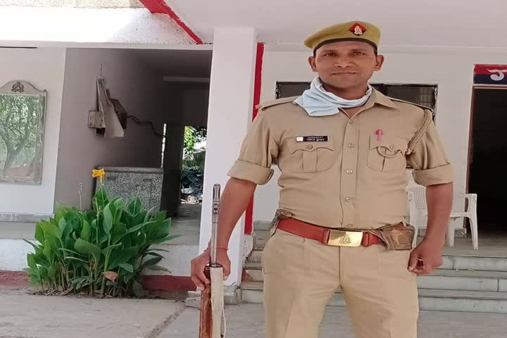 नोएडा पुलिस लाइन में थे तैनात.