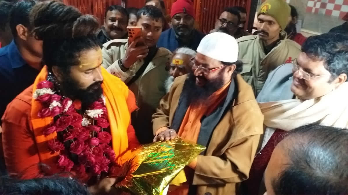 Muslim businessman offers puja at Lete Hanuman temple; sends pashmina shawl to Lord Ram