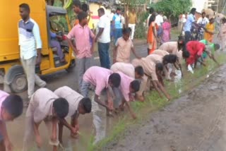 ஆதனூர் கிராம மக்கள் சாலைகளில் நாற்று நட்டு நூதன போராட்டம்