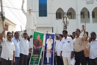 DSC Candidates Protest in YSR Statue in Tadepalli