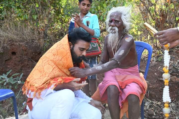 ಸಾಧುವಿನ ಆಶೀರ್ವಾದ ಪಡೆದ ಮಾಜಿ ಸಚಿವ ಶ್ರೀರಾಮುಲು