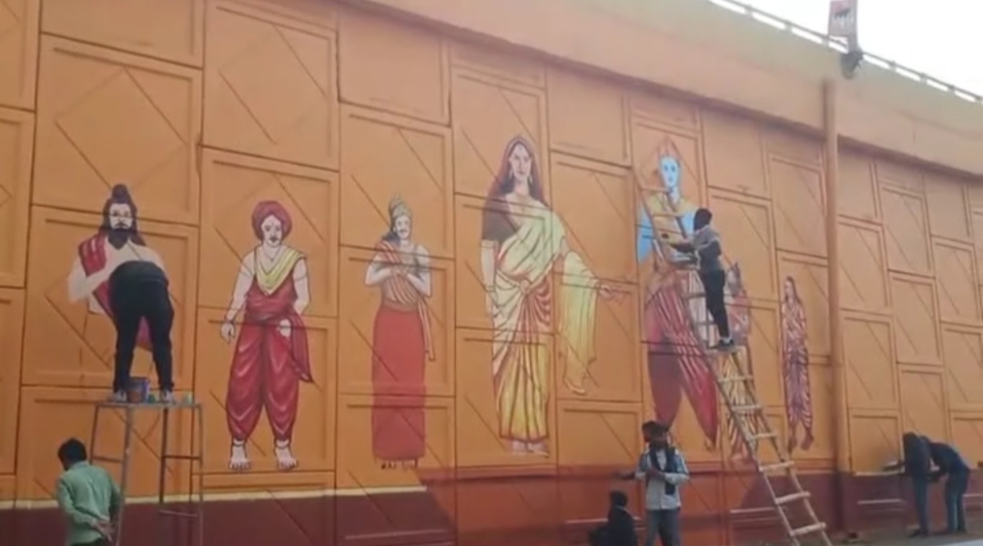 दीवारों पर बनाए जा रहे रामायण प्रसंग के चित्र