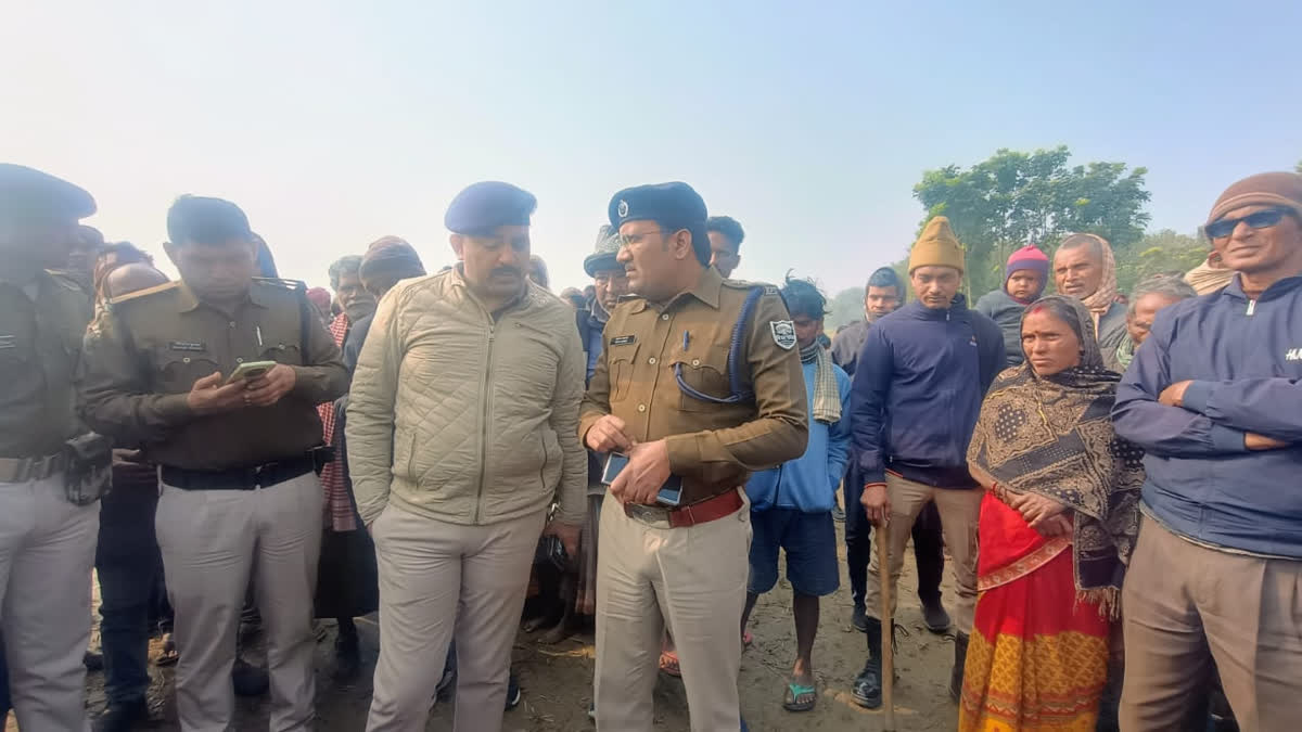 मौके पर जांच करते पुलिस अधिकारी