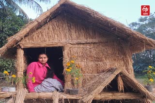 Young woman Set Up Uniqe Bhelaghar