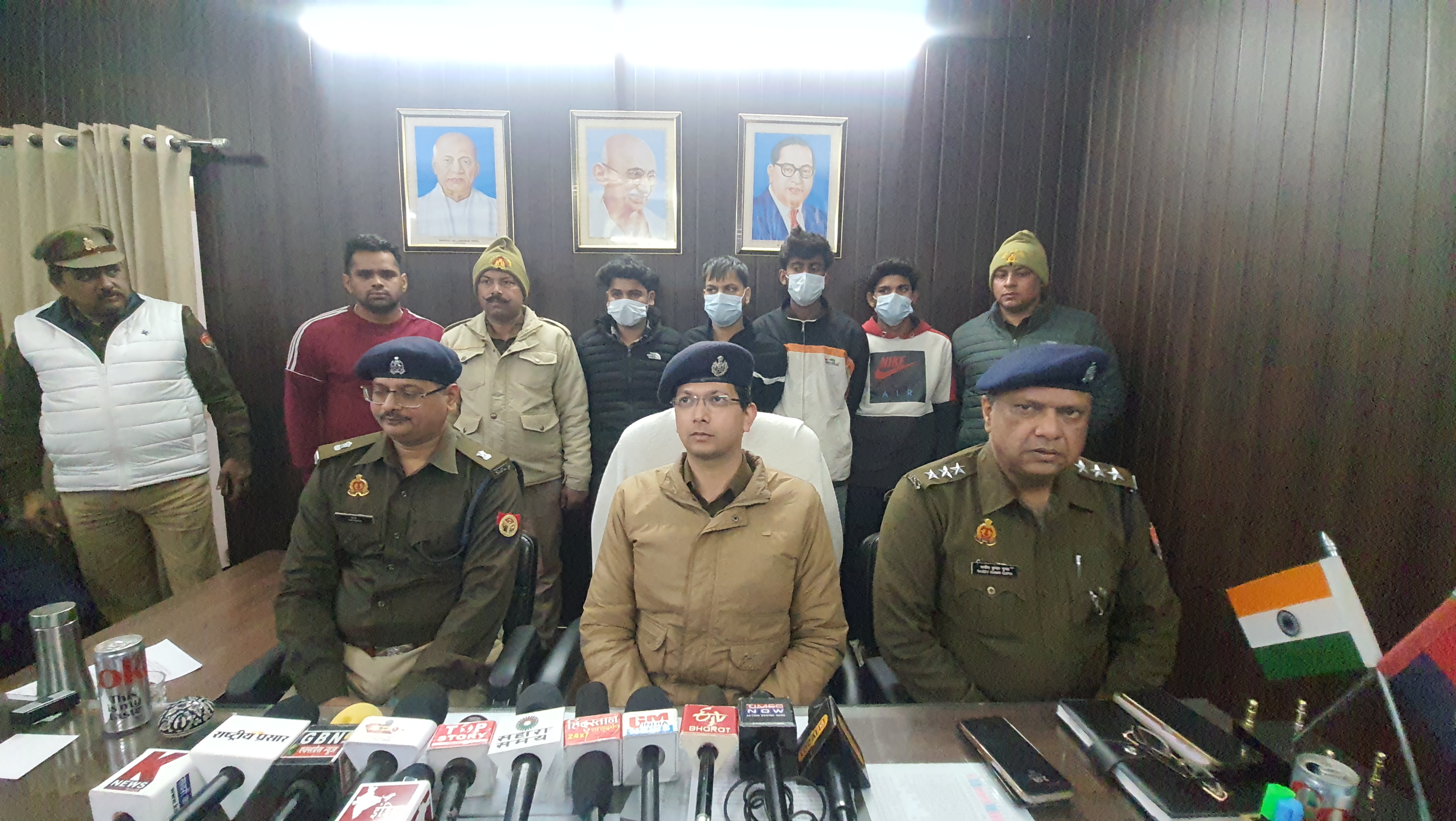 पुलिस ने पीड़ित से वसूली गई आधी राशि की बरामद