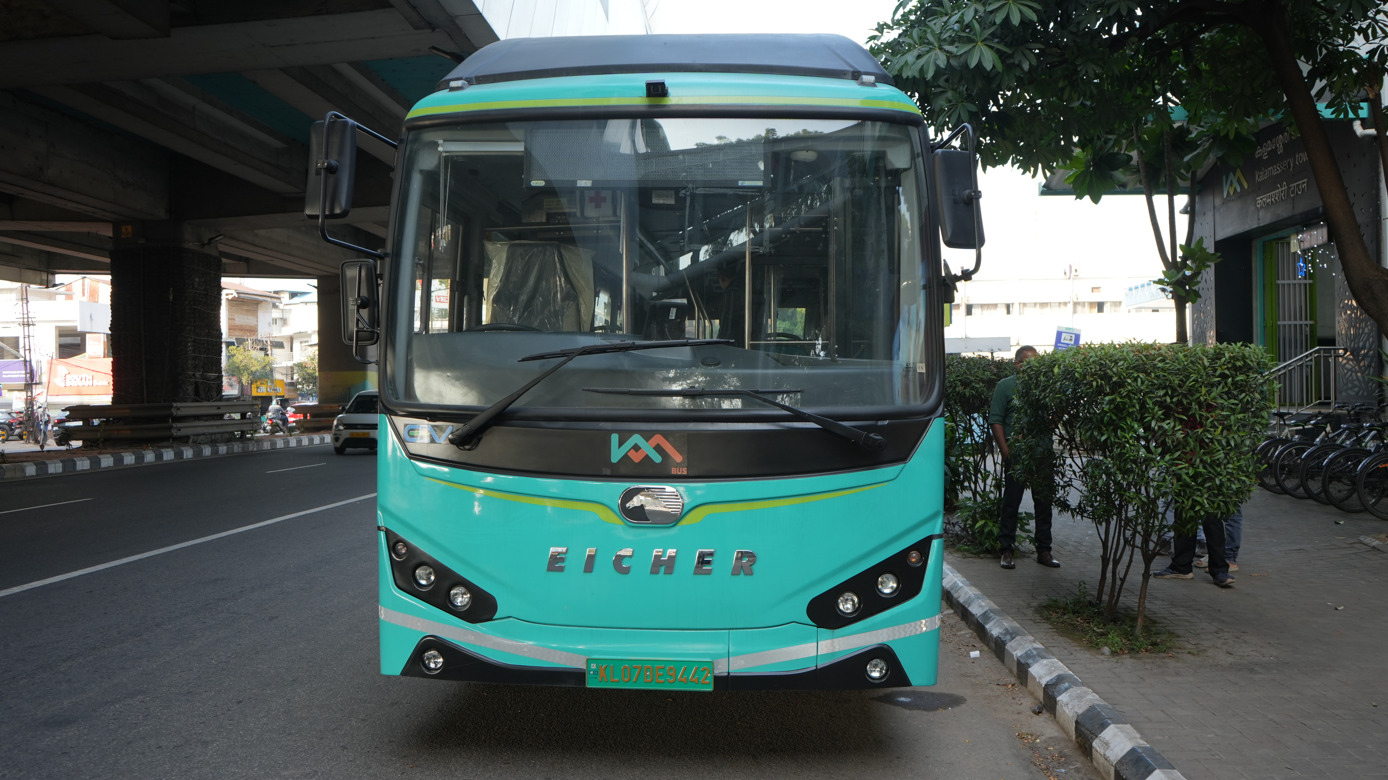 KOCHI METRO  ELECTRIC BUSES SERVICES  മെട്രോ കണക്‌ട്  ഇലക്‌ട്രിക് ബസുകള്‍