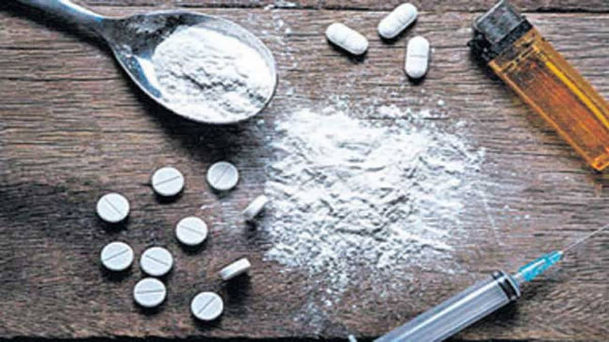 police-arrest-two-women-who-work-as-a-drug-peddler