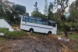 Tourist Bus accident near Munipara  Tourist bus falls into gorge  ബസ് കൊക്കയിലേക്ക് മറിഞ്ഞു  മുനിപാറ ടൂറിസ്റ്റ് ബസ് അപകടം  തിരുവനന്തപുരം