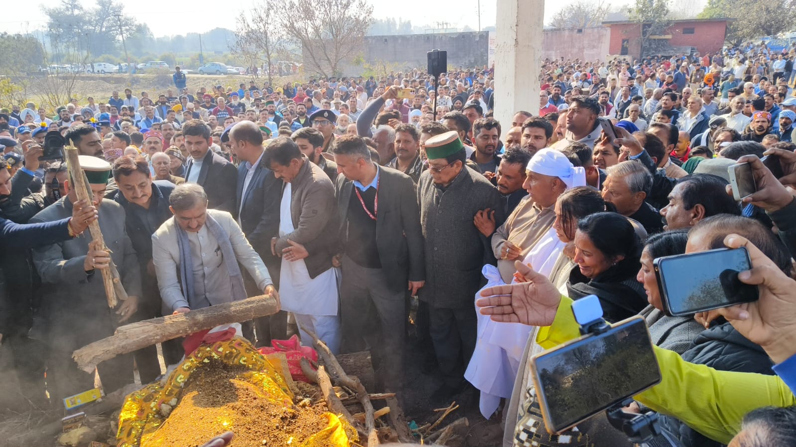 Simmi Agnihotri funeral in Una