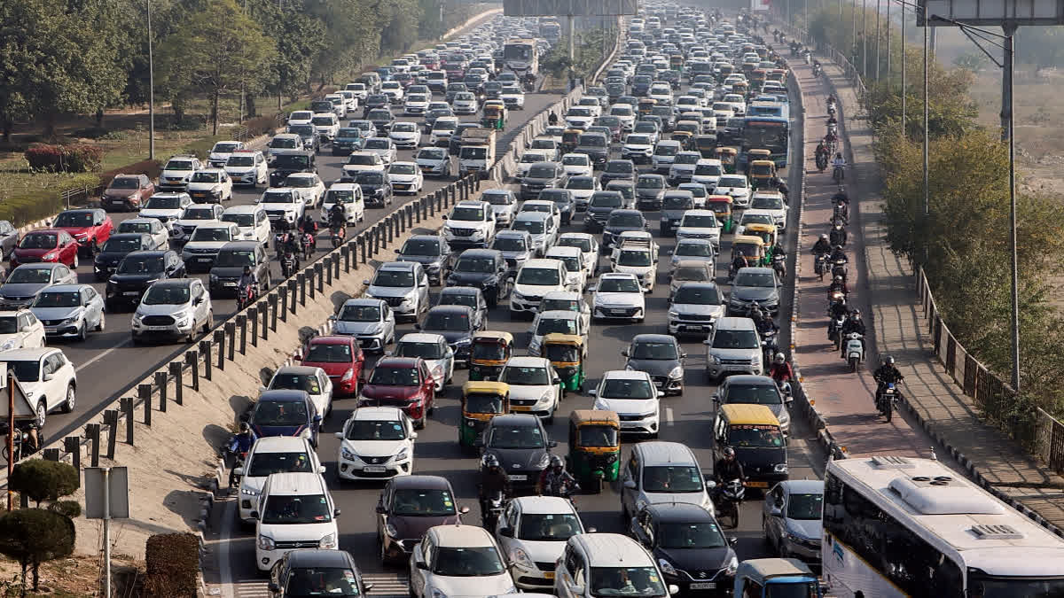 Devotees Not Human Beings?:' Akhilesh Jab At Yogi Govt As Massive 300-km  Traffic Jam Strands Lakhs