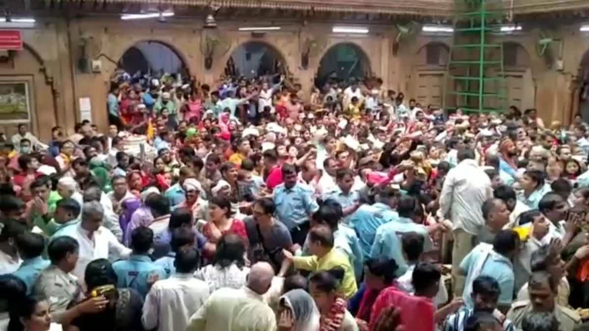 बांके बिहारी मंदिर में भीड़