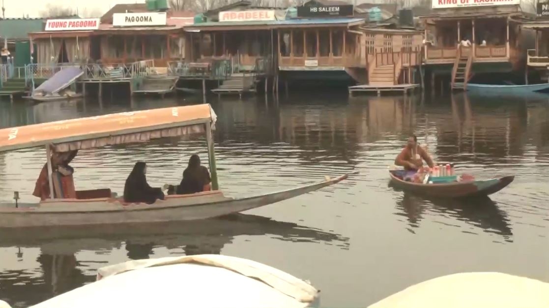 SHIKARA RIDES ON DAL LAKE SRINAGAR  TOURISTS ENJOY SHIKARA RIDES  മഞ്ഞിൽ പുതഞ്ഞ് കശ്‌മീർ  KASHMIR BEST TOURIST DESTINATION