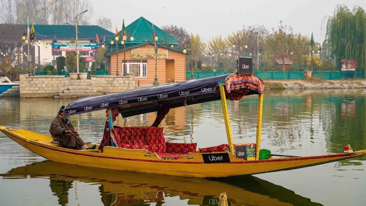 SHIKARA RIDES ON DAL LAKE SRINAGAR  TOURISTS ENJOY SHIKARA RIDES  മഞ്ഞിൽ പുതഞ്ഞ് കശ്‌മീർ  KASHMIR BEST TOURIST DESTINATION