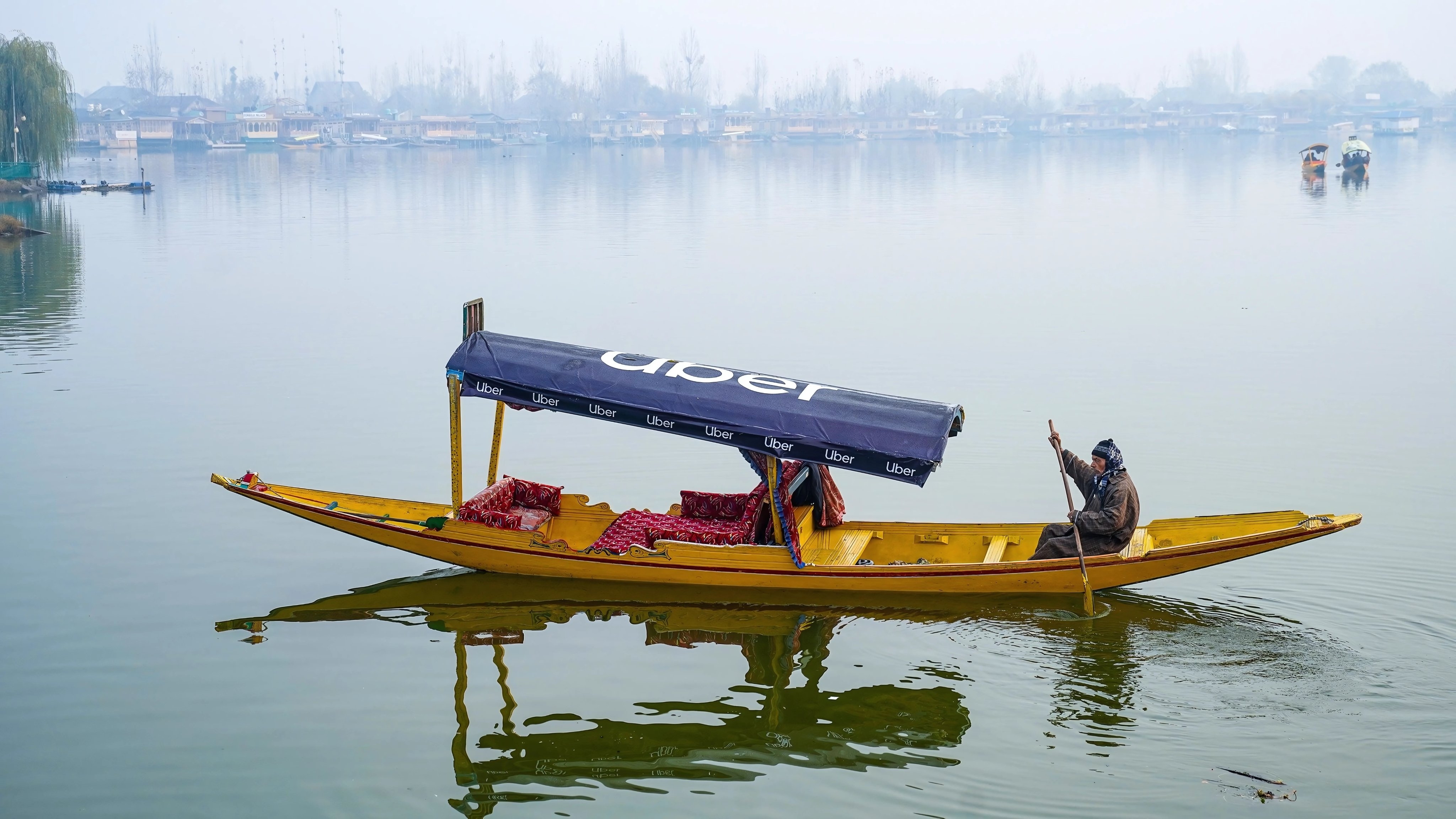 SHIKARA RIDES ON DAL LAKE SRINAGAR  TOURISTS ENJOY SHIKARA RIDES  മഞ്ഞിൽ പുതഞ്ഞ് കശ്‌മീർ  KASHMIR BEST TOURIST DESTINATION