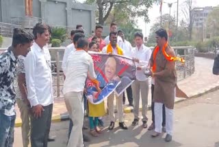 Shiv Sainiks of Thackeray group demand that Solapurkar be beaten with a shoe