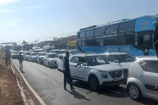 Long traffic jam at Sehora between Jabalpur and Katni on Prayagraj route.