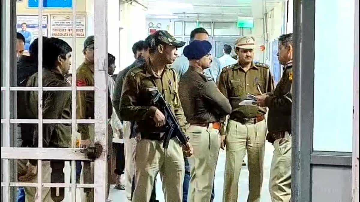 miscreant fired on two in delhi
