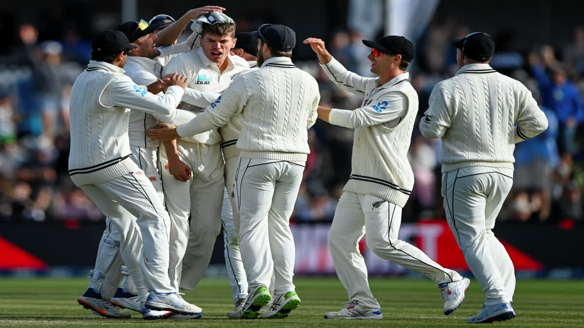 The second Test between New Zealand and Australia is hanging in balance.