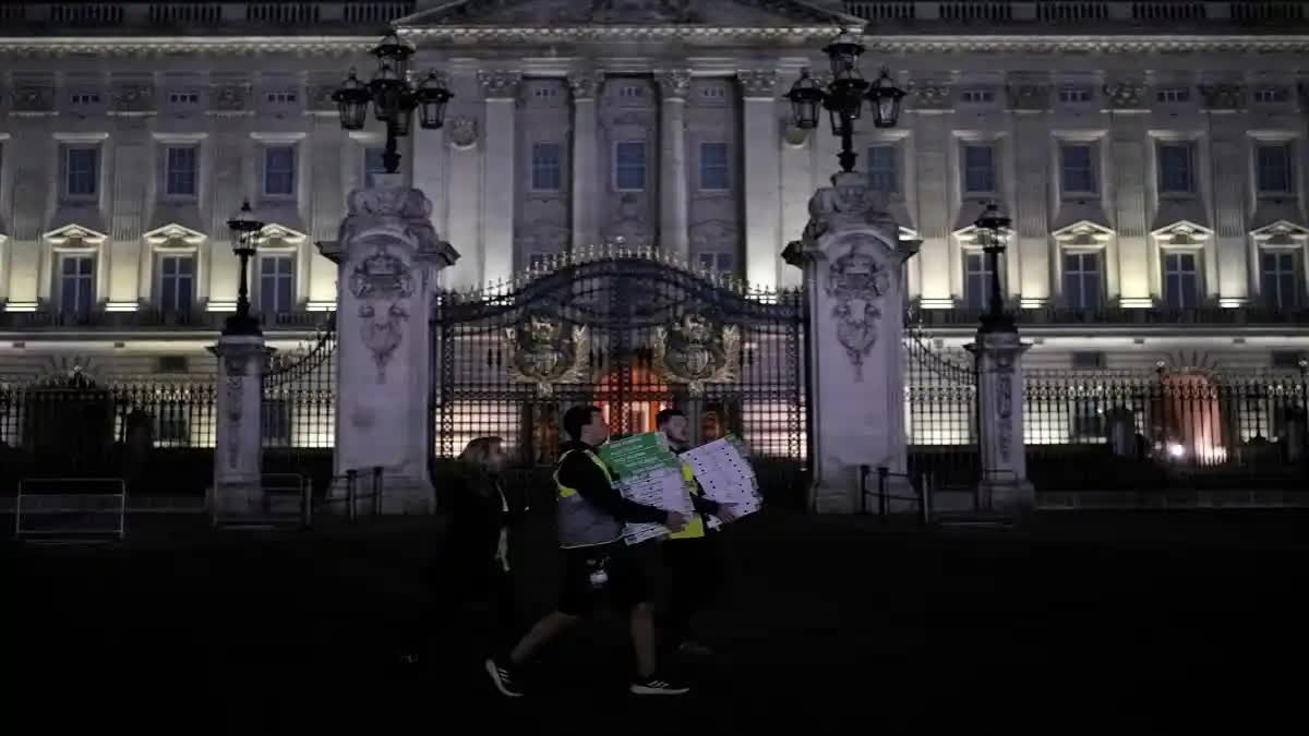 Buckingham Palace in London  car crashes gates of Palace  ലണ്ടനിലെ ബക്കിങ്‌ഹാം കൊട്ടാരം  കാർ ഇടിച്ചുകയറി