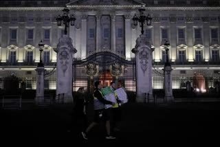 Buckingham Palace in London  car crashes gates of Palace  ലണ്ടനിലെ ബക്കിങ്‌ഹാം കൊട്ടാരം  കാർ ഇടിച്ചുകയറി