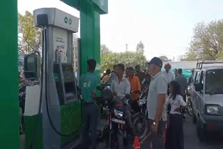 Reliance petrol pumps get huge crowd