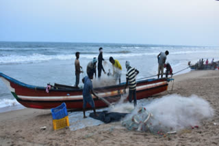 Tamil Nadu fishermen who went fishing near Neduntheevu, the Sri Lankan Navy which patrolled the area, arrested 22 fishermen on a charge of cross-border fishing.