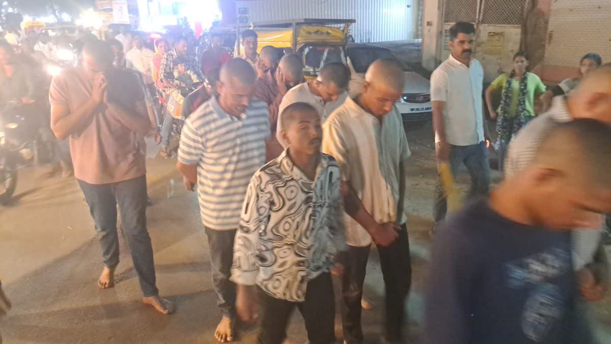 देवास में सरकारी आदेशों की नाफरमानी पड़ी भारी, हुड़दंगियों को गंजा कर नंगे  पैर निकाला जुलूस