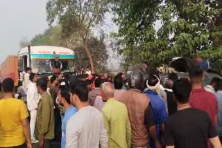 हादसे के बाद मौके पर जुटी भीड़.
