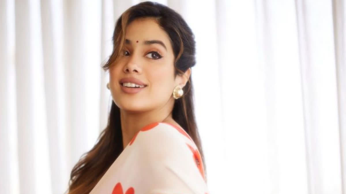 Did Janhvi Kapoor Just Confirm Dating Shikhar Pahariya? Her Necklace Hints so - Watch