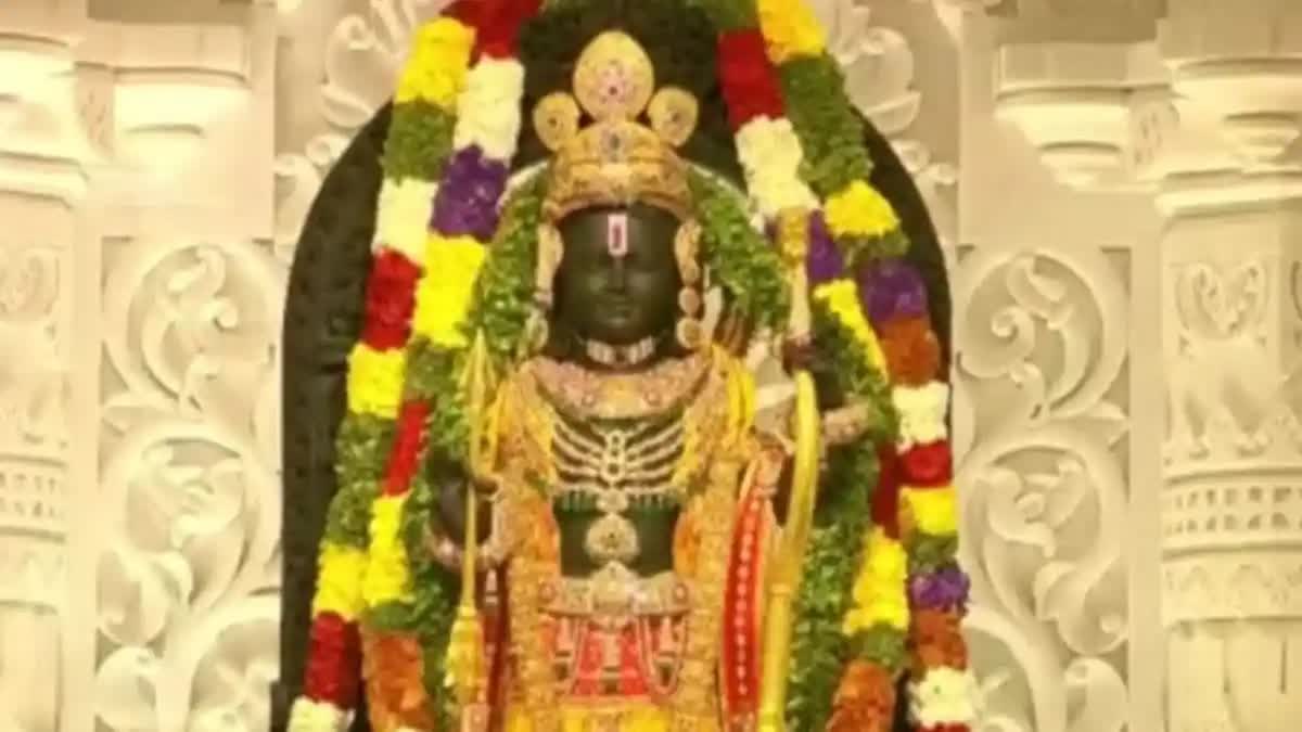 एका रामभक्तानं रामलल्लाच्या चरणी अर्पण केलं 5 कोटी रुपयांचं सोन्याचं रामायण