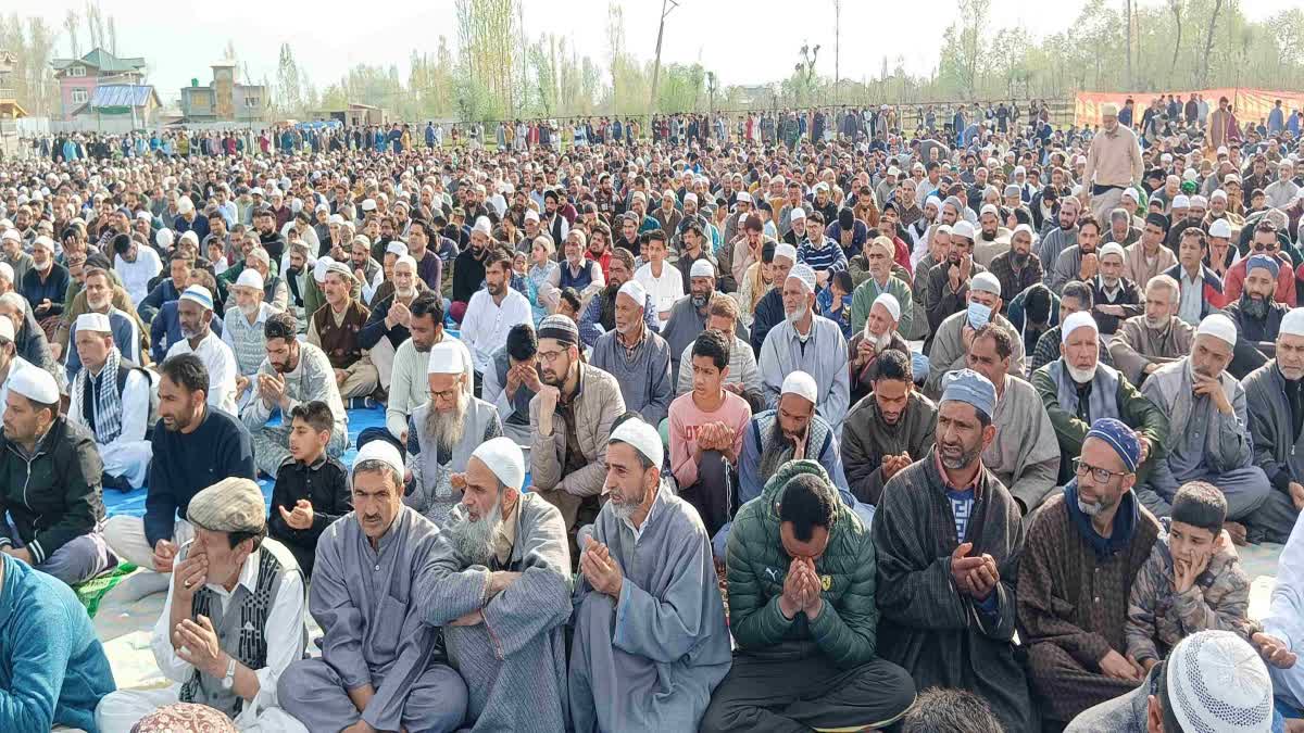 وادی کشمیر کے دیگر اضلاع کے ساتھ ساتھ آج ضلع پلوامہ میں بھی عیدالفطرکی نماز ادا کی گئی