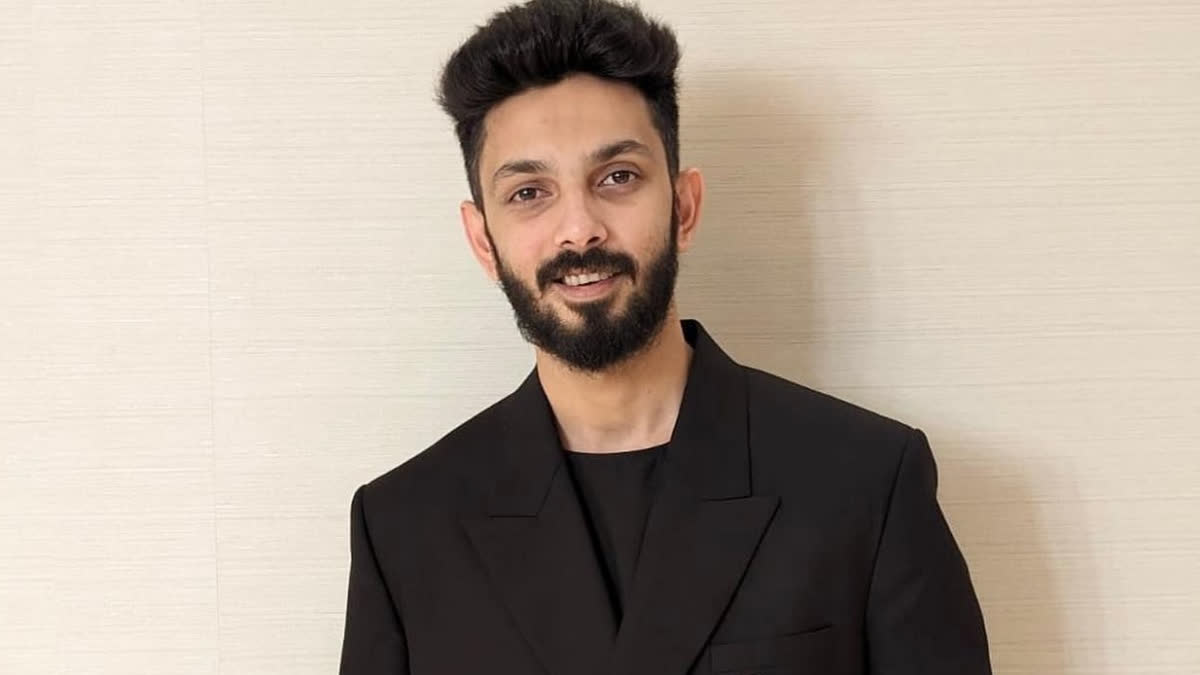 Anirudh Ravichander Remains Composed despite Fan Misbehavior during Live Performance - Watch