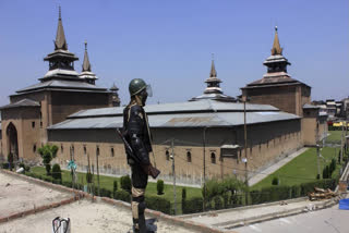 The historic Jamia Masjid in Srinagar was devoid of communal prayers on the occasion of Eid ul Fitr for the fifth consecutive year.