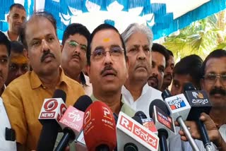 union-minister-pralhad-joshi-reaction-on-dingaleshwar-swamiji-statement