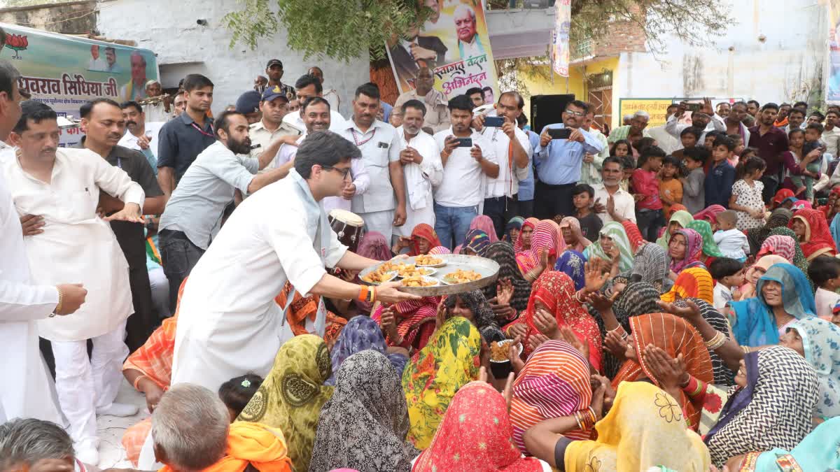 SCINDIA SERVED PAKORAS TO WOMEN