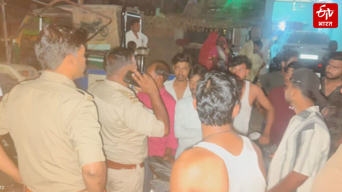 बम हमले के बाद जांच करती पुलिस.