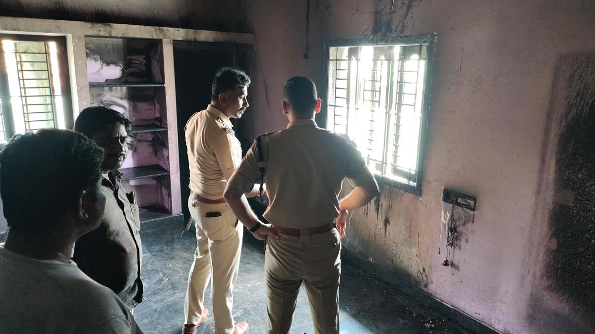 தீ விபத்து குறித்து விசாரணை மேற்கொள்ளும் போலீசார்
