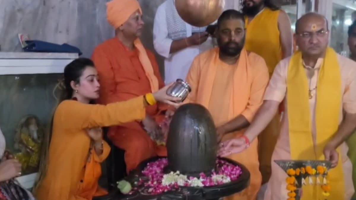 महाकुंभ से चर्चा में आईं हर्षा रिछारिया वृंदावन पहुंचीं