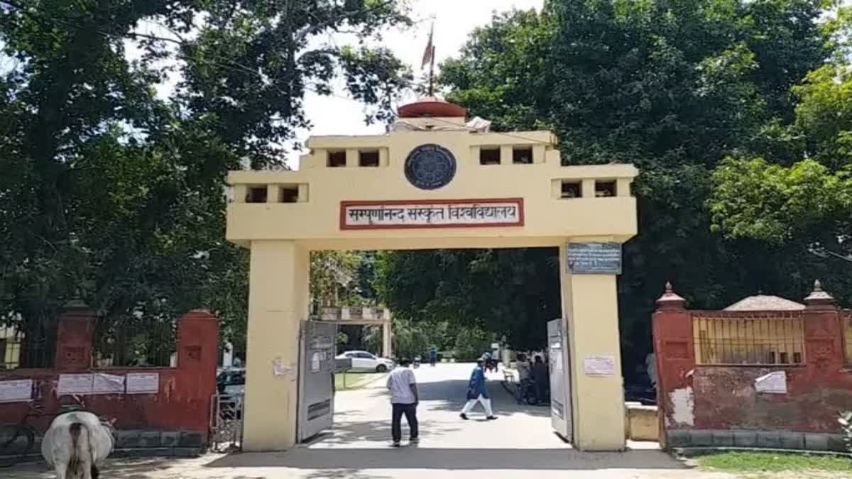 संपूर्णानंद संस्कृत विश्वविद्यालय की आर्थिक स्थिति इन दिनों काफी खराब चल रही है.