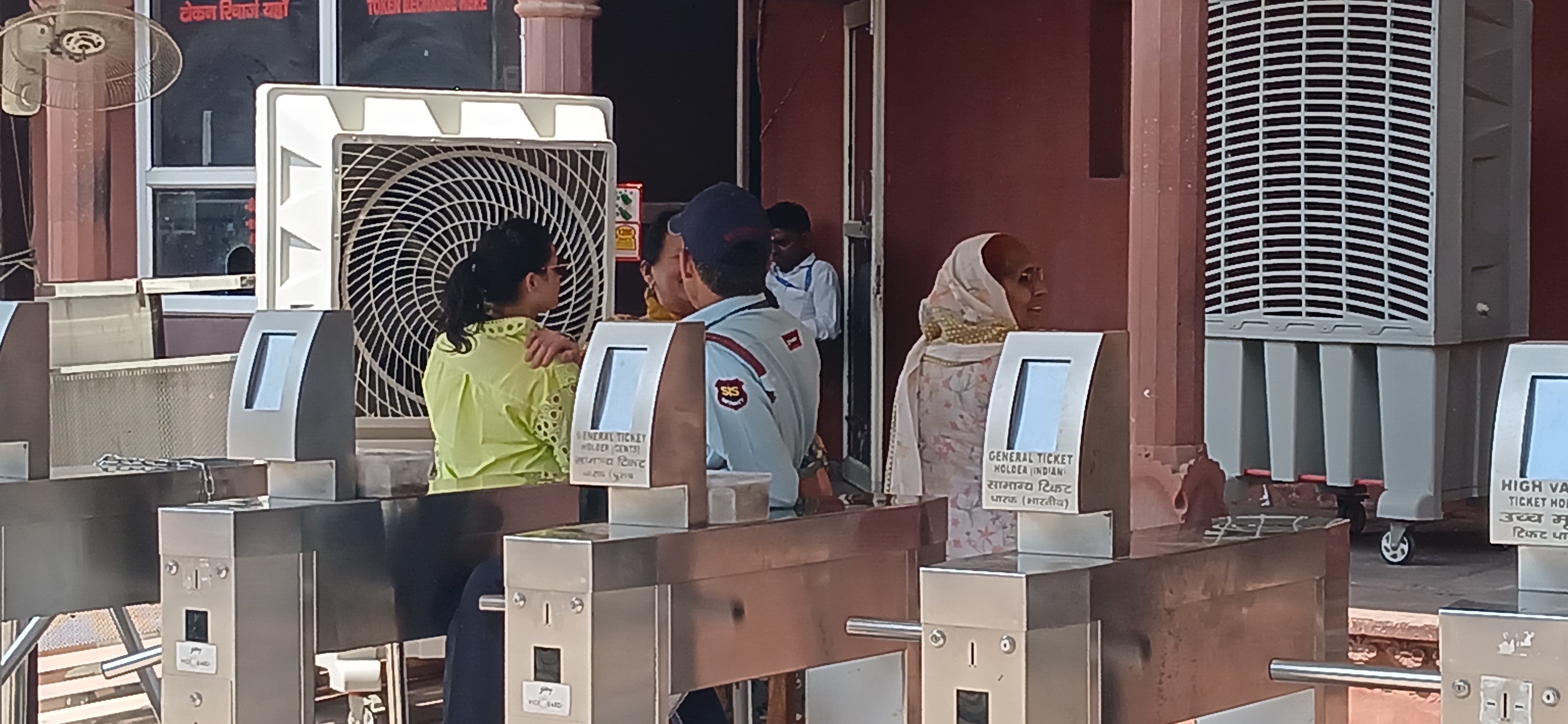 தாஜ் மஹாலில் வைக்கப்பட்டுள்ள கூலர்கள்